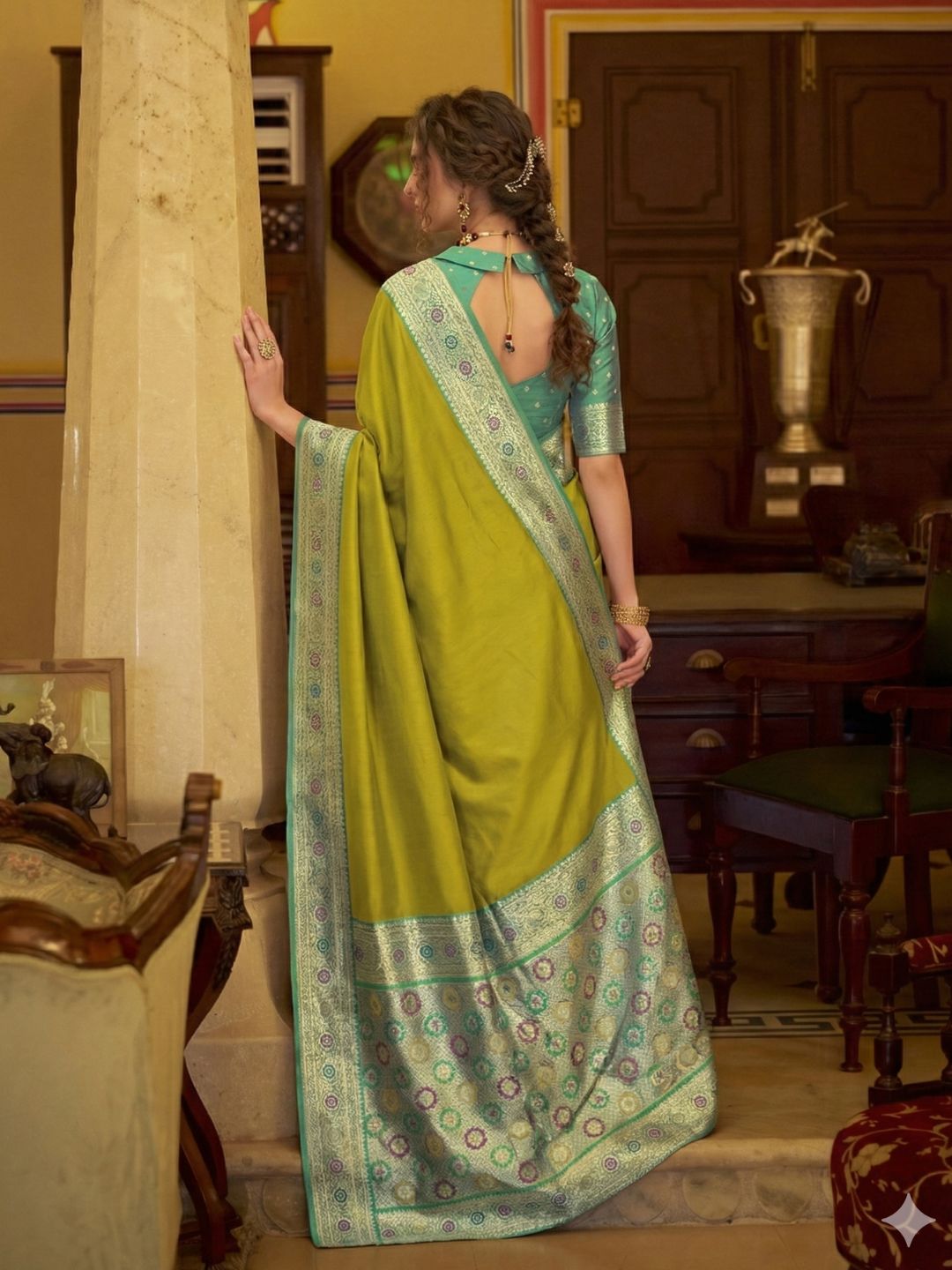 Urban Pallu Woven Design Silk Blend Daily Saree