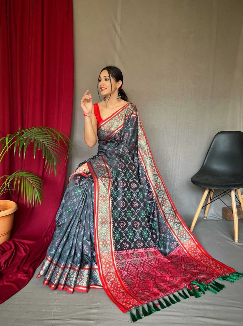 Urban Pallu Woven Design Silk Blend Party Saree