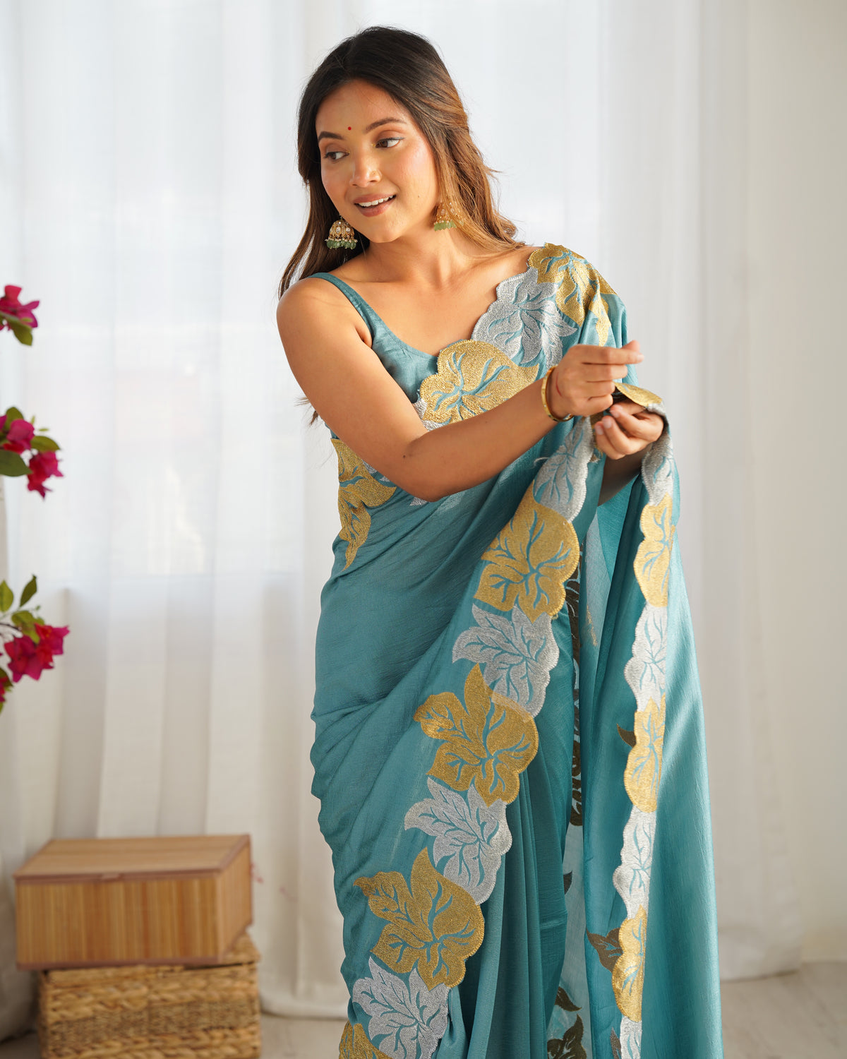 Urban Pallu Solid Poly Georgette Party Saree