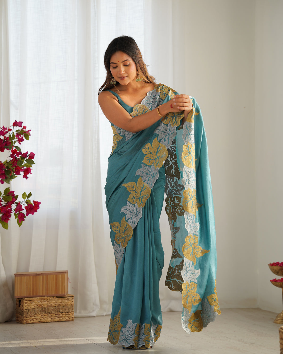 Urban Pallu Solid Poly Georgette Party Saree