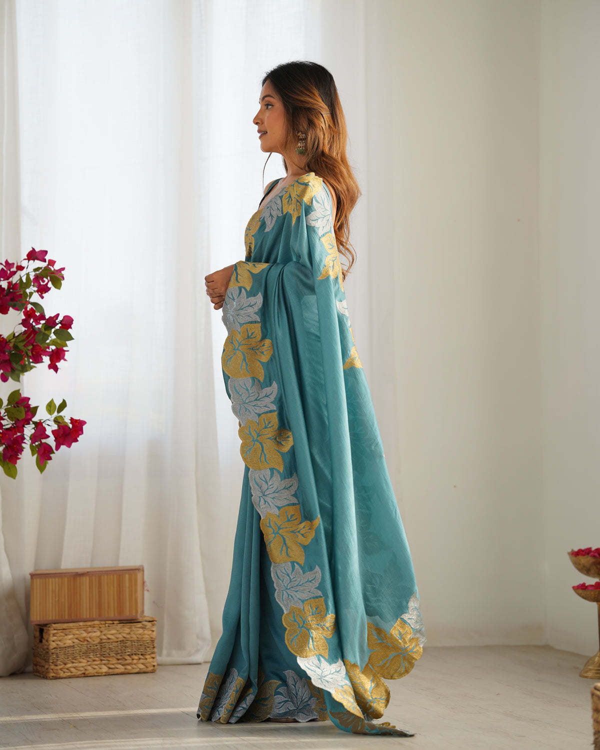 Urban Pallu Solid Poly Georgette Party Saree