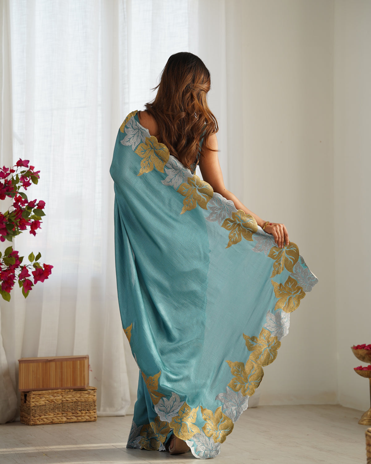 Urban Pallu Solid Poly Georgette Party Saree