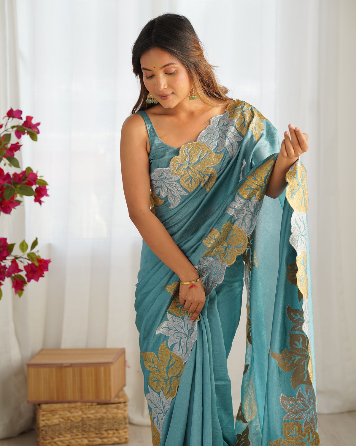 Urban Pallu Solid Poly Georgette Party Saree