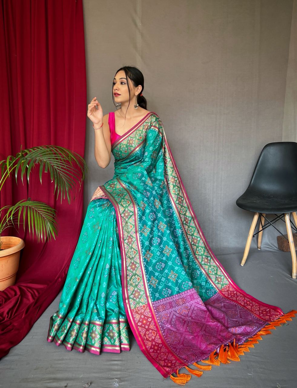 Urban Pallu Woven Design Silk Blend Party Saree