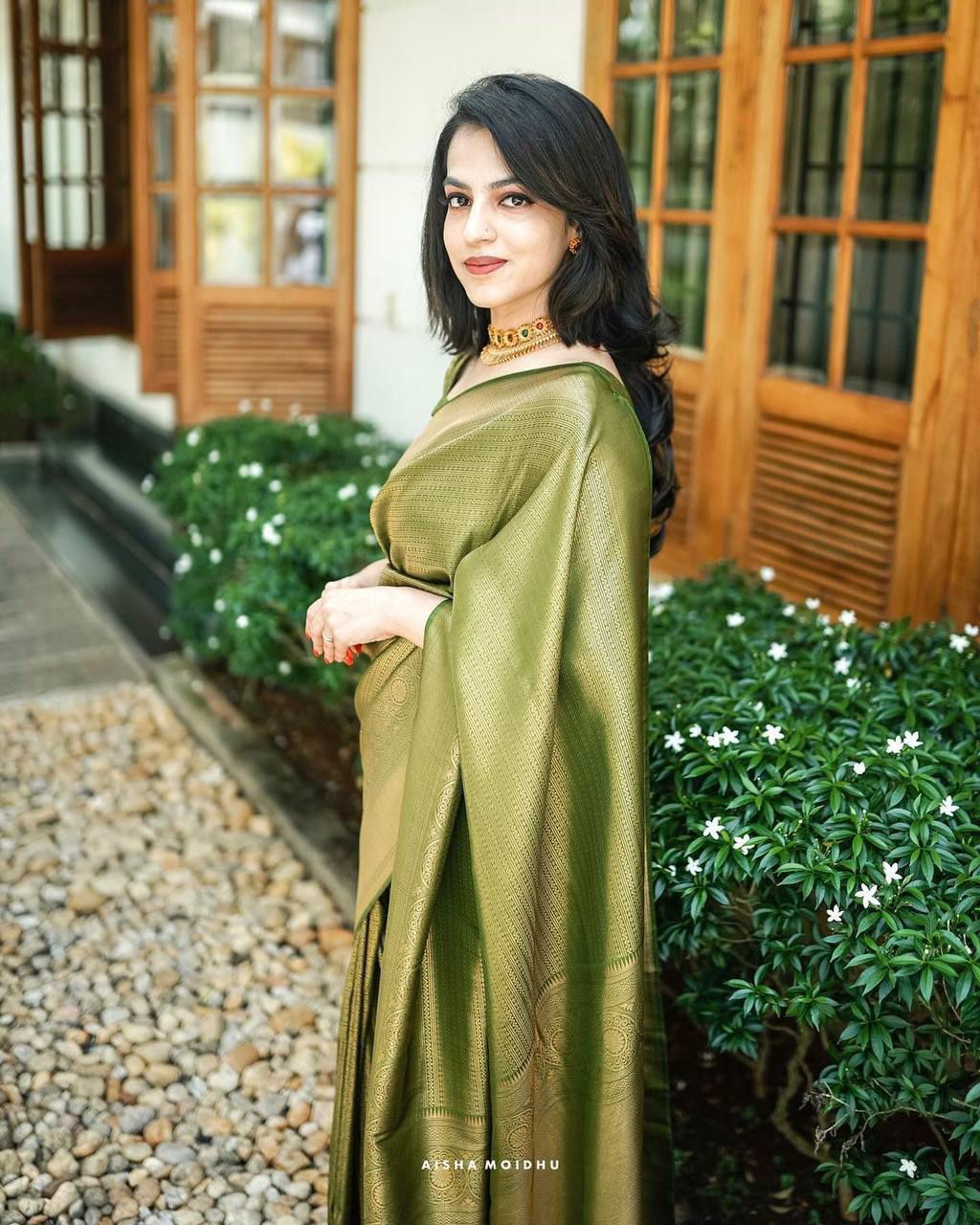 Urban Pallu Woven Design Silk Blend Work Saree