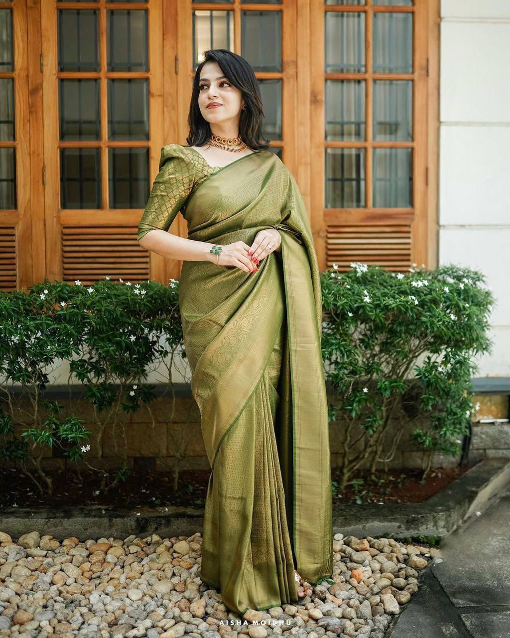 Urban Pallu Woven Design Silk Blend Work Saree