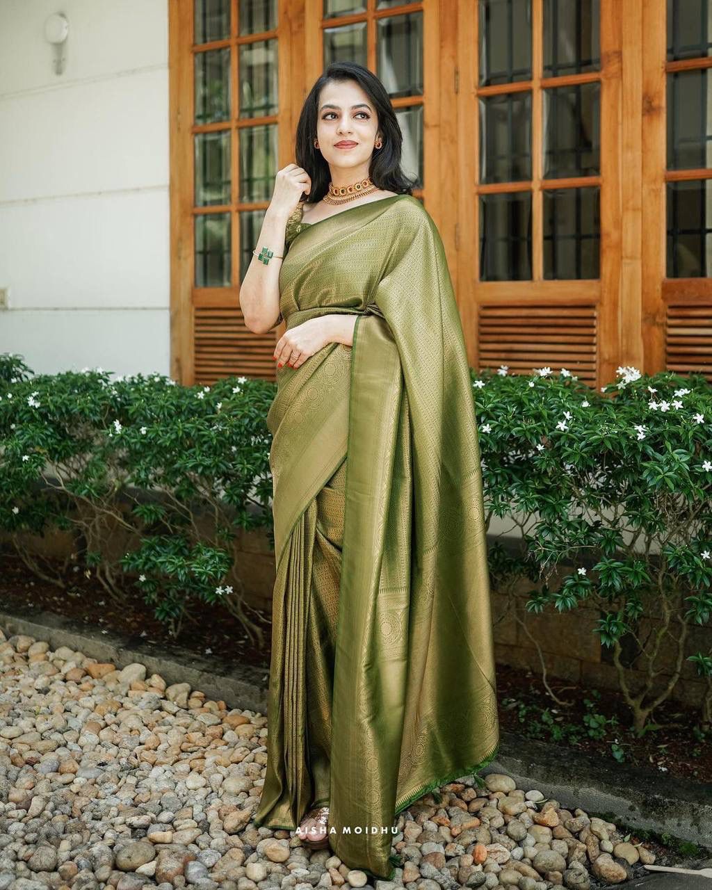 Urban Pallu Woven Design Silk Blend Work Saree